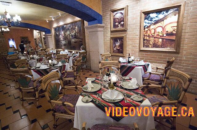 Mexique Puerto Juarez Maya Beach The restaurant background with paintings.