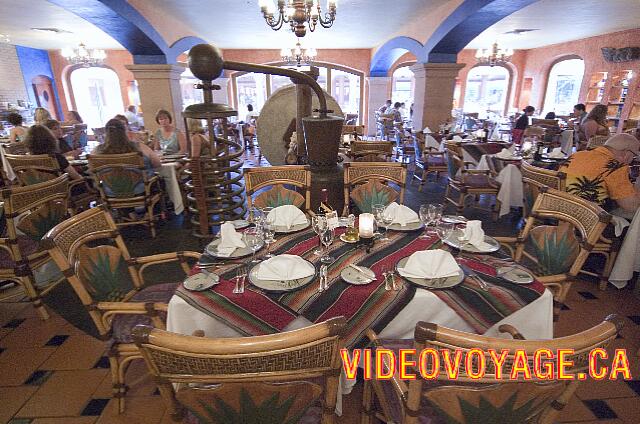 Mexique Puerto Juarez Maya Beach Tables to accommodate groups or tables for couples.