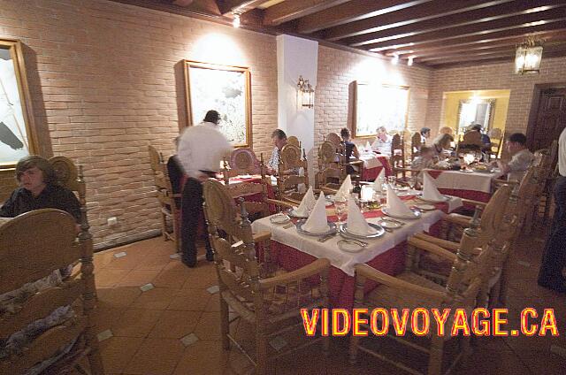 Mexique Puerto Juarez Maya Beach Mesas para parejas o para grupos. A la derecha una mesa con los niños.