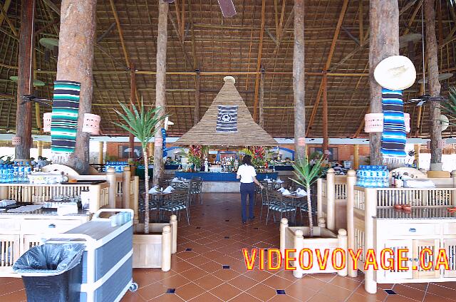 Mexique Puerto Juarez Maya Beach Bajo un gran techo.