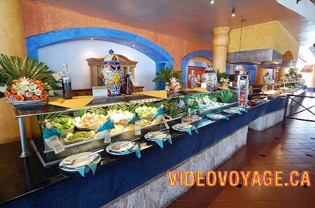 Mexique Puerto Juarez Maya Beach A long counter of different foods.