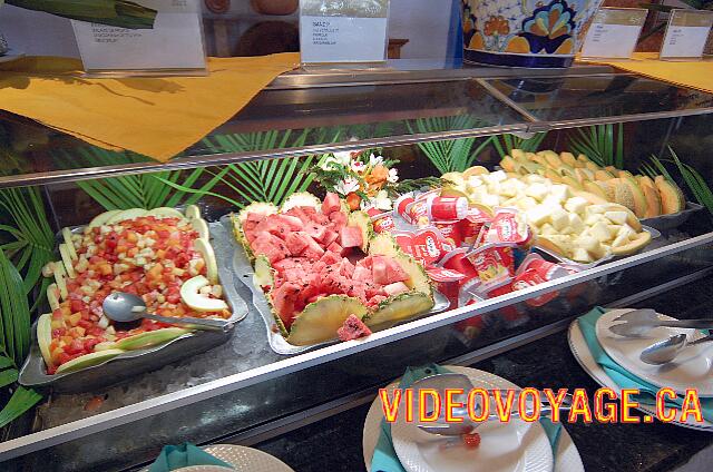 Mexique Puerto Juarez Maya Beach Fruit and yogurt ...