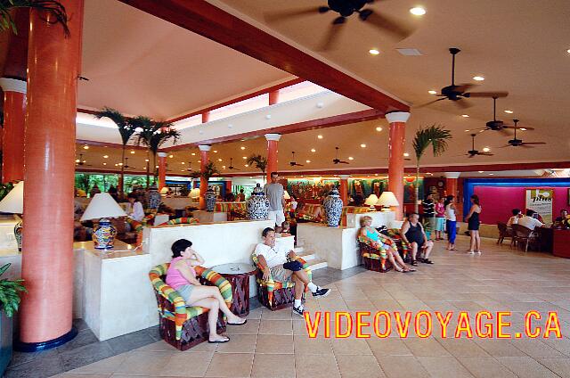 Mexique Puerto Juarez Maya Beach Le Lobby à aire ouverte de l'hôtel Barcelo Maya Beach qui est exactement comme le Maya Caribe Beach.