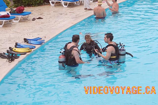 Mexique Puerto Juarez Maya Caribe Beach A course of scuba diving in the pool of the hotel Maya Beach.