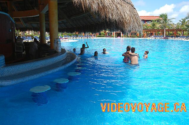 Mexique Puerto Juarez Maya Caribe Beach There are always a lot of activity around the bars in the pool ...