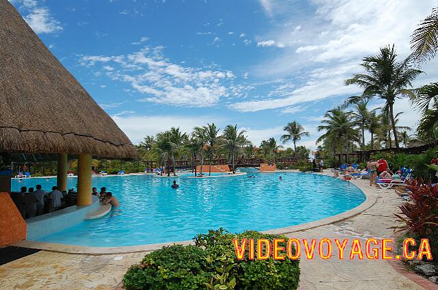 Mexique Puerto Juarez Maya Caribe Beach The pool bar is always popular.