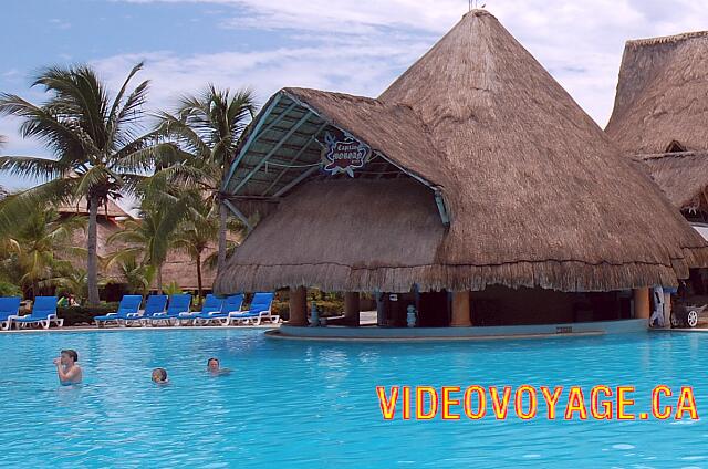 Mexique Puerto Juarez Maya Caribe Beach The pool bar of the hotel Maya Caribe Beach.