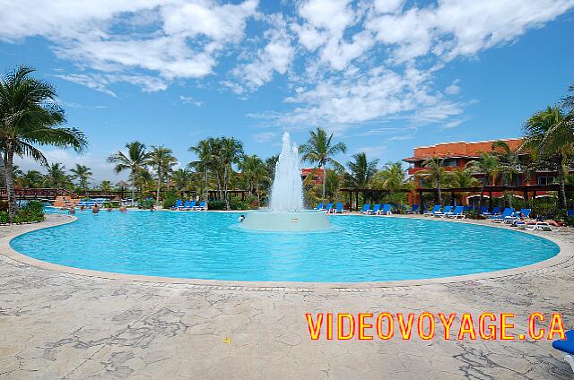 Mexique Puerto Juarez Maya Caribe Beach La fin de la piscine de l'hôtel Barcelo Maya Beach près du Batiment Uxmal.