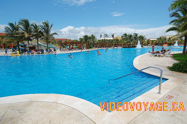 Mexique Puerto Juarez Maya Caribe Beach La piscine de l'hôtel Maya Colonial.  Une grande terrasse autour de la piscine, de nombreuses chaises longues, mais pas de parasol.