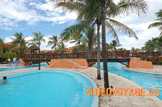 Mexique Puerto Juarez Maya Caribe Beach Un pont qui traverse la piscine près du piscine tourbillon.