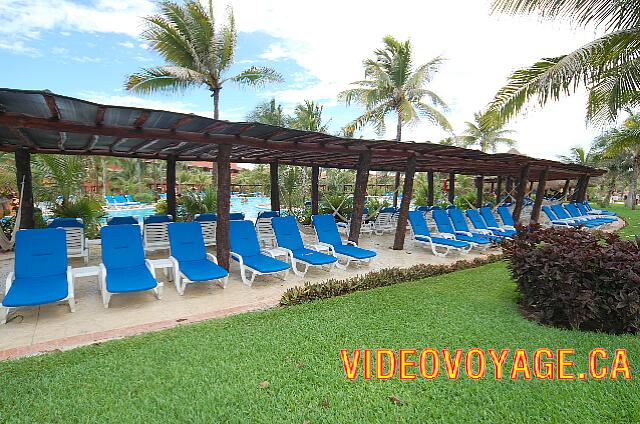 Mexique Puerto Juarez Maya Caribe Beach Sur la terrasse de la piscine, les chaises longues sous un abris du soleil.  Entre les chaises longues, il y a un petit support pour vos verres.