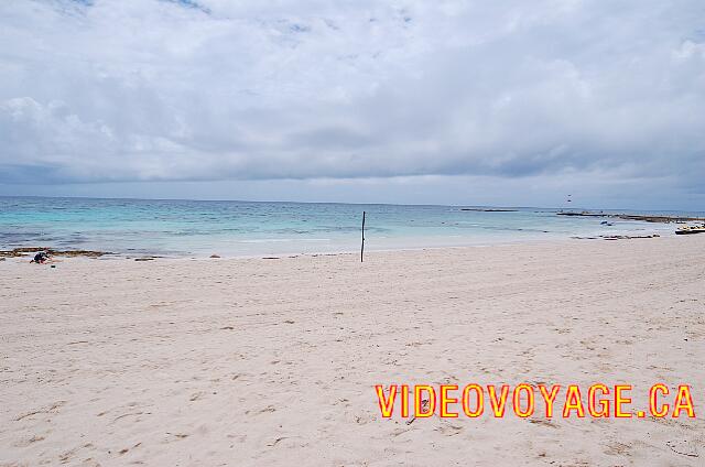 Mexique Puerto Juarez Maya Caribe Beach There are more rocks and reefs in the sea on this beach section.