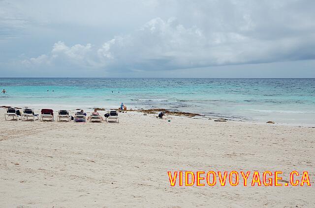 Mexique Puerto Juarez Maya Caribe Beach Guests of Tropical and Colonial hotels bathe on a beach in front of the Tropical section because there are fewer reef so left of this photograph.