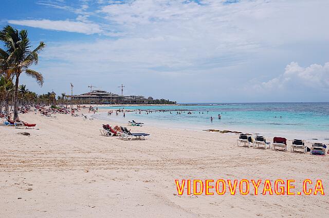 Mexique Puerto Juarez Maya Caribe Beach El océano con un color aqua. Shallow aquí también antes de llegar a las algas.