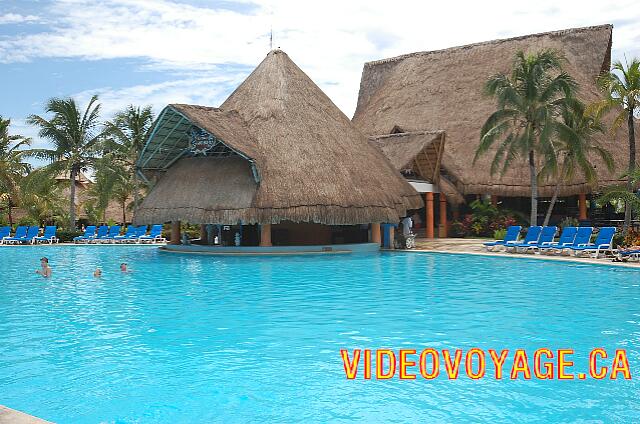 Mexique Puerto Juarez Maya Caribe Beach Le restaurant grill sur le bord de la plage et de la piscine en arrière plan.