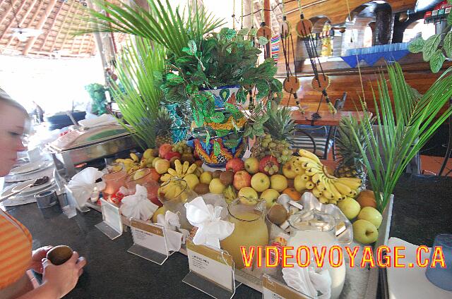 Mexique Puerto Juarez Maya Caribe Beach Fruits, jus de fruits et lait.