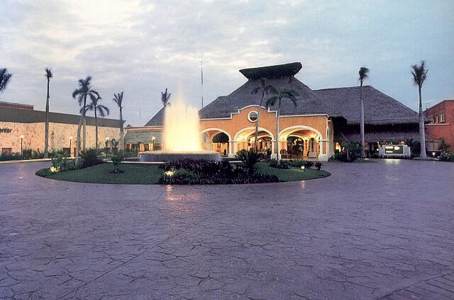 Mexique Puerto Juarez Maya Caribe Beach La facade de l'hôtel le soir.