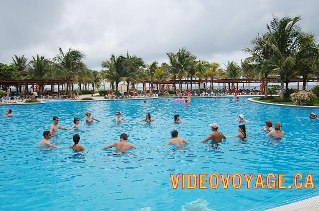 Mexique Puerto Juarez Maya Tropical A group activity, water aerobics is always popular.