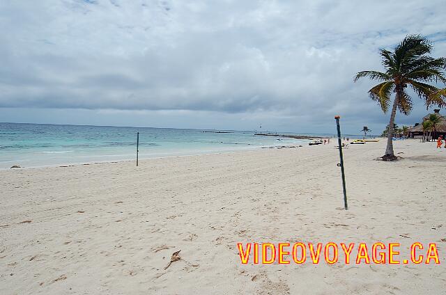 Mexique Puerto Juarez Maya Tropical The volleyball area on the beach at the Tropical / Colonial is less popular in low season.