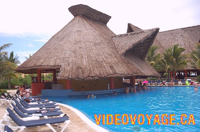 Mexique Puerto Juarez Maya Tropical Le bar de la piscine de l'hôtel Maya Tropical.  A gauche le comptoir de service pour les personnes de l'extérieur de la piscine.