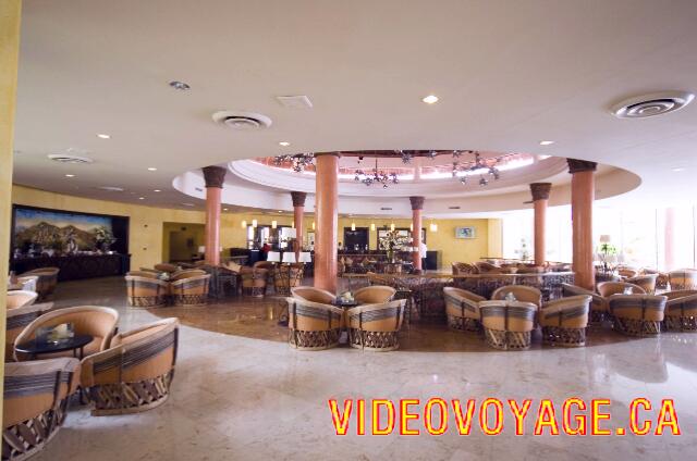 Mexique Puerto Juarez Maya Tropical A circular Lobby Bar.