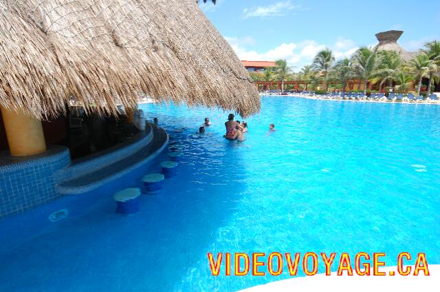 Mexique Puerto Juarez Maya Tropical Many seats in the pool.