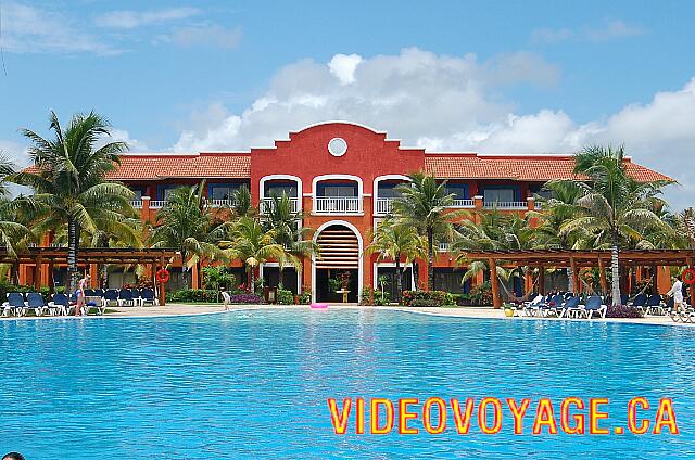 Mexique Puerto Juarez Maya Tropical Una de las fachadas de los edificios con vistas a la piscina y al océano. Las suites están situadas en las fachadas.