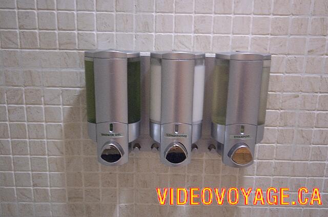 Mexique Puerto Juarez Maya Tropical Soap dispensers, shampoo and conditioner.