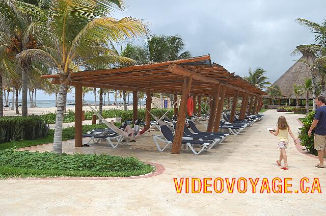 Mexique Puerto Juarez Maya Tropical A shelter for the sun with sun loungers and hammocks.