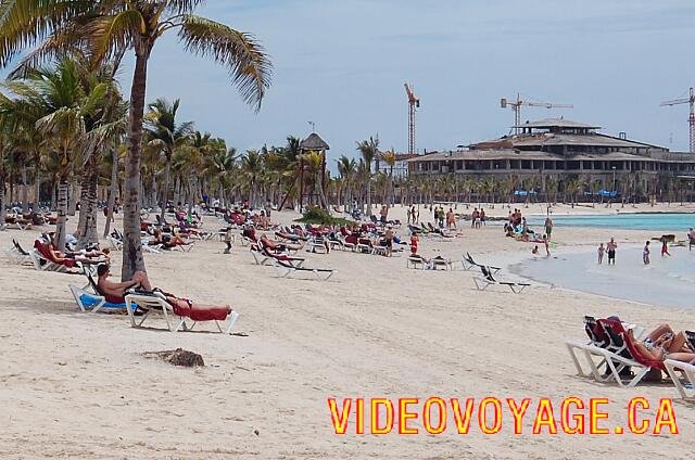 Mexique Puerto Juarez Maya Tropical Many more people on the beach of Maya Tropical hotel.