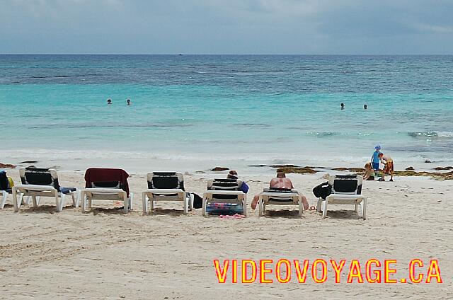 Mexique Puerto Juarez Maya Tropical Few bathers in the sea opposite the Maya Colonial hotel. An aqua colored water