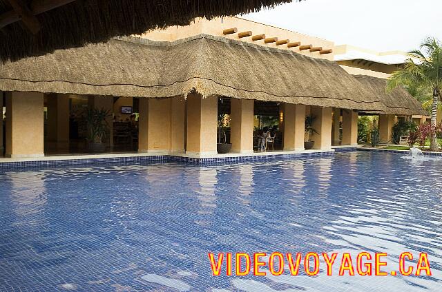 Mexique Puerto Juarez Maya Tropical Une vaste superficie d'eau en arrière du Lobby.