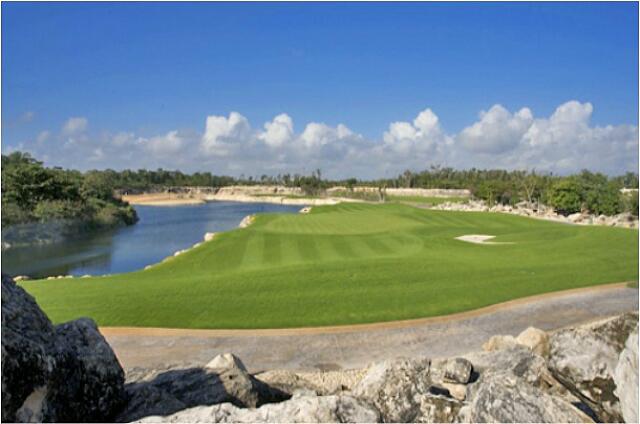 Mexique Riviera Maya Bahia Principe Tulum Un campo de golf inaugurado en 2010 se encuentra en el otro lado de la carretera en frente del complejo Bahía Príncipe.