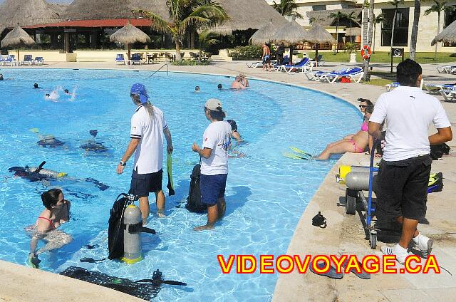 Mexique Riviera Maya Bahia Principe Tulum Una introducción al buceo en la piscina principal del hotel Tulum.