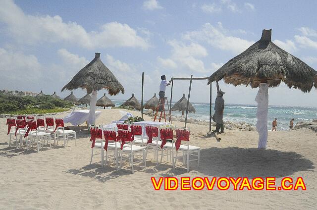 Mexique Riviera Maya Bahia Principe Tulum Les préparatifs d'un mariage sur la plage.