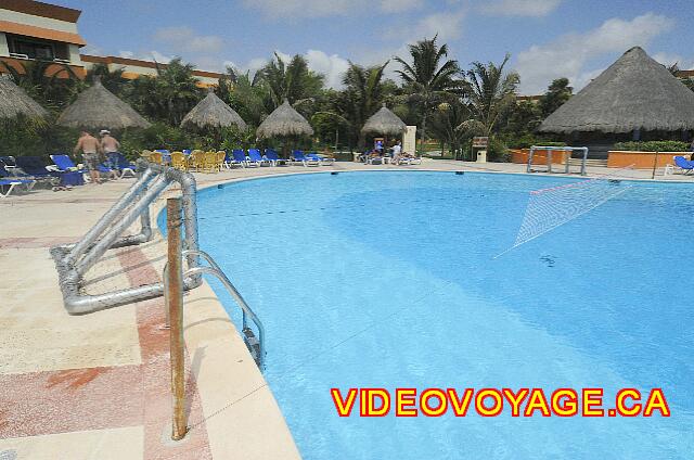 Mexique Riviera Maya Bahia Principe Tulum Una red de voleibol en la piscina Hacienca Hotel Principe Tulum.