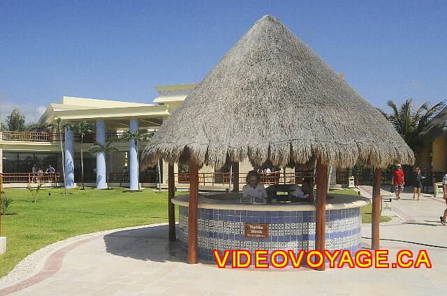 Mexique Riviera Maya Bahia Principe Tulum The distribution of beach towels on most decks pools.