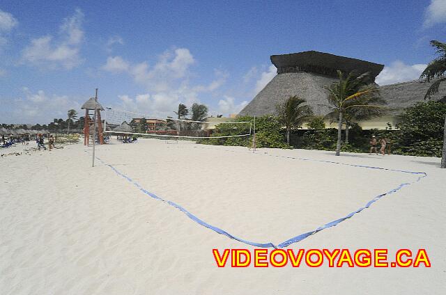 Mexique Riviera Maya Bahia Principe Tulum Una red de voleibol en la playa en el hotel de Tulum.