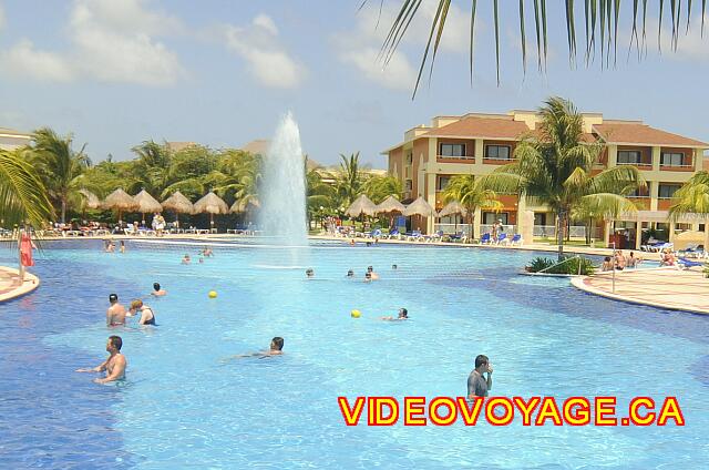 Mexique Riviera Maya Bahia Principe Tulum Una red de voleibol en la piscina principal del hotel Coba.