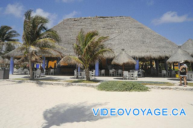 Mexique Riviera Maya Bahia Principe Tulum Un restaurante bar en la playa con una terraza.