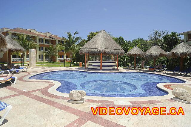 Mexique Riviera Maya Bahia Principe Coba Uno de los dos bares situados cerca de jacuzzis.