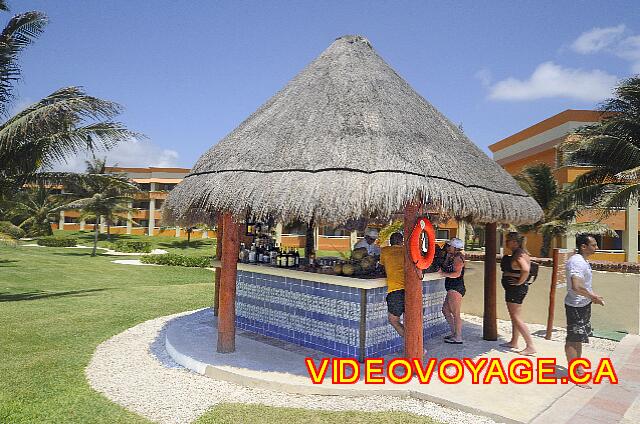 Mexique Riviera Maya Bahia Principe Tulum El pequeño bar en la piscina de relajación, ubicado al sur de la sección de Tulum.