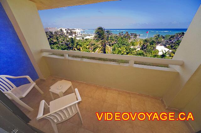 Mexique Riviera Maya Bahia Principe Tulum Un balcon de moyenne dimension, avec des chaises et une table, la plupart avec vue jardin ou vue partielle océan.