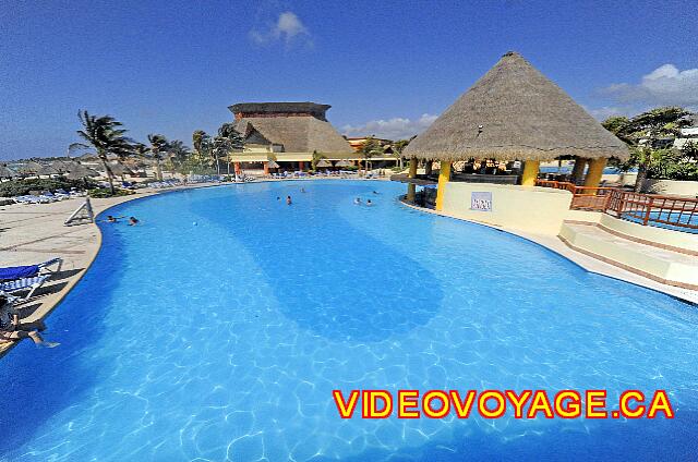Mexique Riviera Maya Bahia Principe Tulum El nivel más bajo de la piscina con un bar en la piscina.