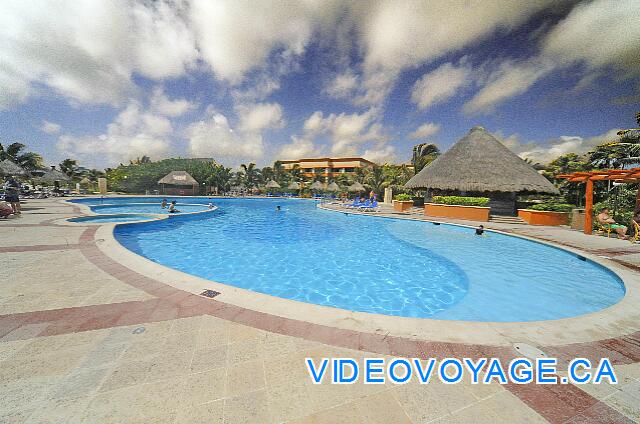 Mexique Riviera Maya Bahia Principe Tulum Con zonas poco profundas, un bar en la terraza de la piscina, varias palapas y tumbonas.