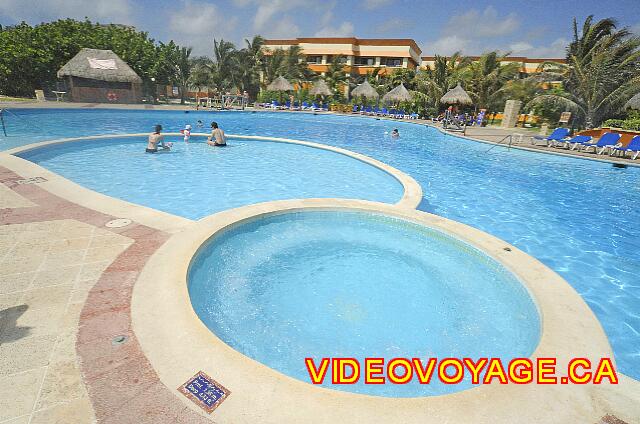 Mexique Riviera Maya Bahia Principe Tulum Un jacuzzi de tamaño medio y piscina para niños.