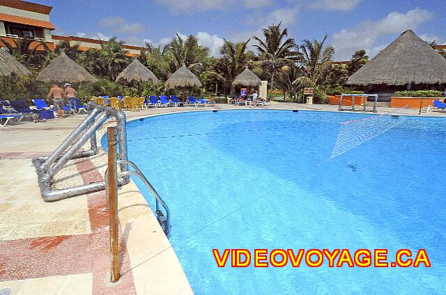 Mexique Riviera Maya Bahia Principe Tulum Una red de voleibol en la piscina.