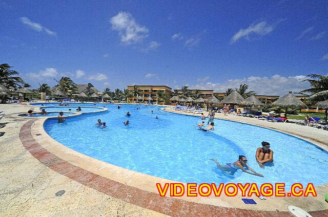 Mexique Riviera Maya Bahia Principe Tulum Una piscina de tamaño medio ubicada en el extremo sur de la sección de Tulum. La piscina más popular en la sección de Tulum, con varios edificios que habritent habitaciones alrededor.