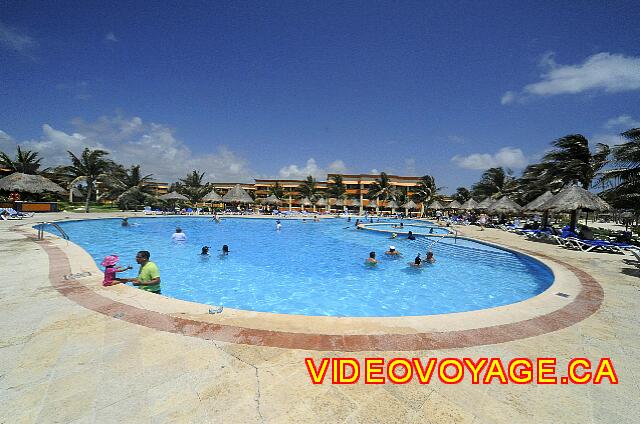 Mexique Riviera Maya Bahia Principe Tulum Una vista desde el otro lado, muchas sillas y palapas, pero de gran popularidad de la piscina puede dejar poco sillón disponible.