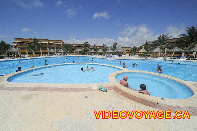 Mexique Riviera Maya Bahia Principe Tulum Con un jacuzzi de tamaño mediano y piscina para niños.